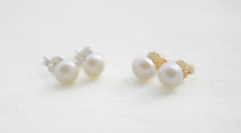 Load image into Gallery viewer, Classic Freshwater Pearl Studs
