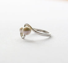 Load image into Gallery viewer, Asymmetric Saltwater Pearl Ring

